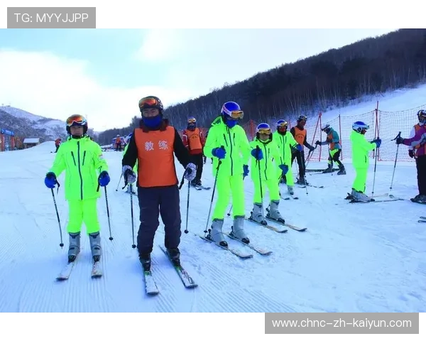 冰雪运动学院完善少儿滑雪教学的场地与气象保障，儿童滑雪训练营